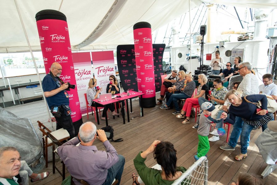 Plenerowe studia Polskiego Radia nadają z Gdyni przed „Lato z Radiem Festiwal”, fot. Dawid Linkowski