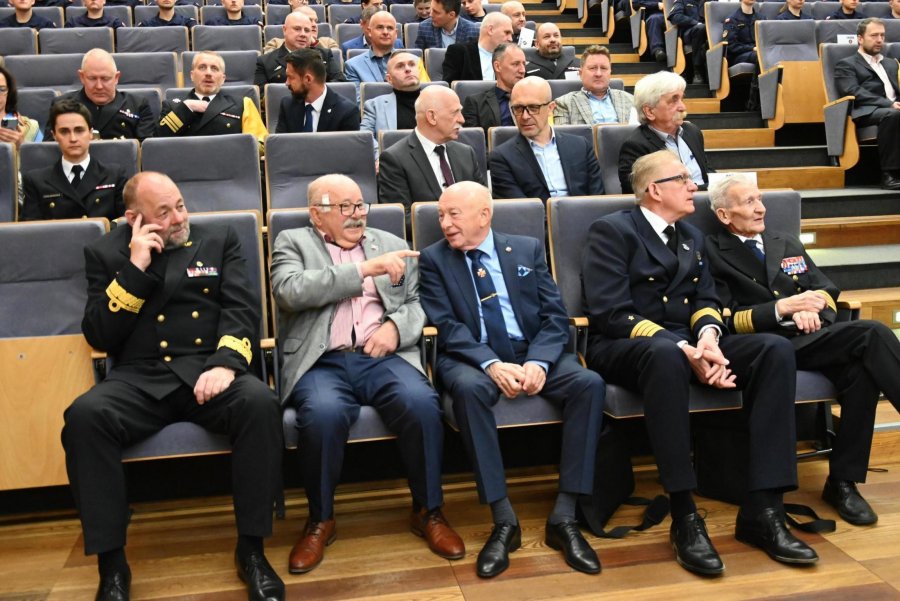 Mężczyżczyźni w mundurach marynarki