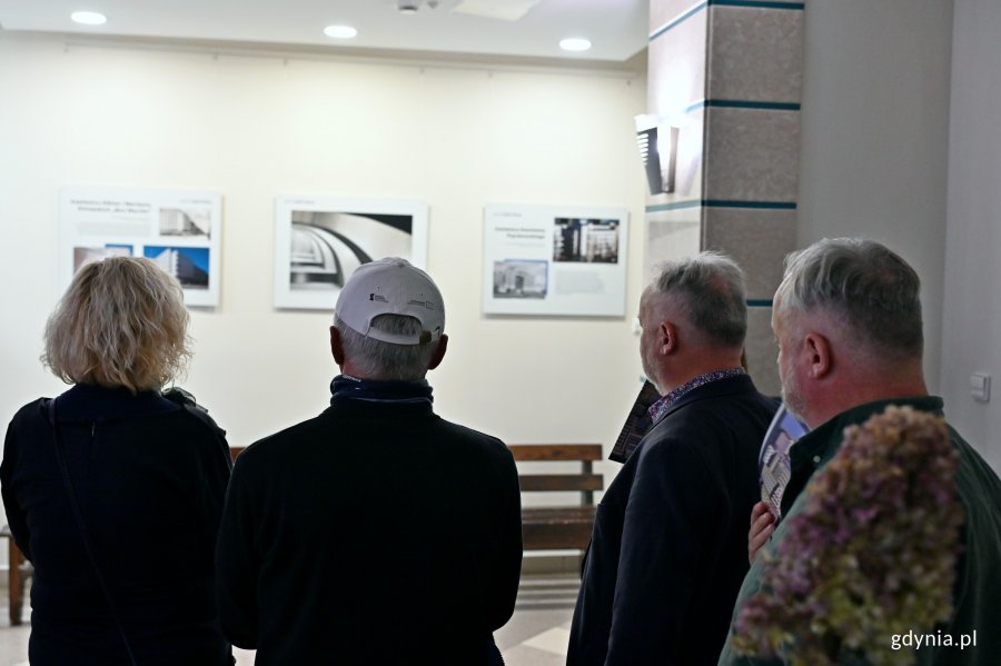 Uczestnicy wernisażu przyglądający się wystawie &bdquo;Gdynia Miasto Modernizmu&rdquo; 