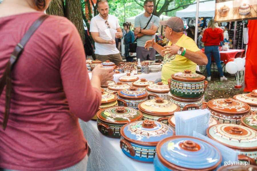 Stoisko na „Darach Ziemi” z ceramiką