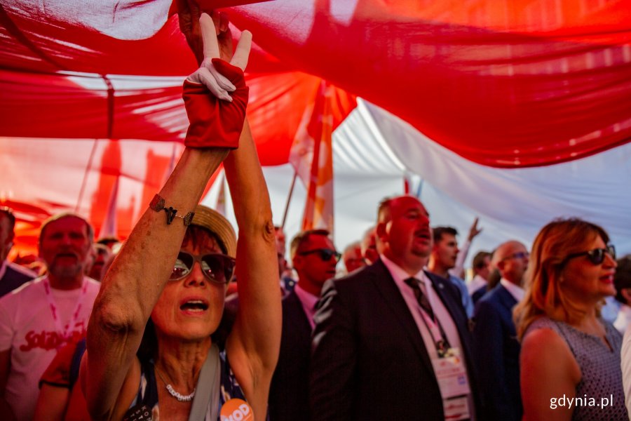 Kulminacyjnym punktem obchodów był wiec na Długim Targu, który rozpoczął się o godz. 17.30 od odśpiewania hymnu Europy, fot. Piotr Hukało.