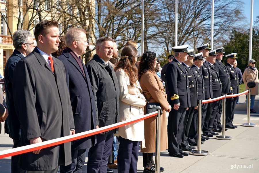 Od lewej: Adam Labuhn - dyrektor biura poselskiego Rafała Siemaszki, senator Sławomir Rybicki, posłowie: Michał Kowalski, Wioleta Tomczak i Dorota Arciszewska-Mielewczyk oraz przedstawiciele Marynarki Wojennej RP podczas uroczystości z okazji 80. rocznicy zakończenia walk o Gdynię 