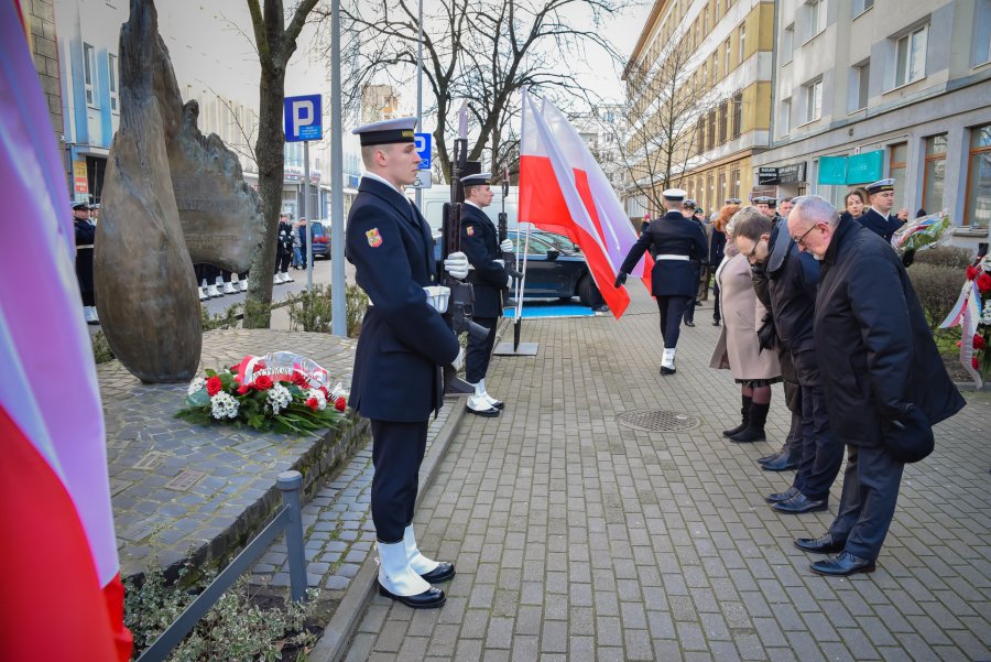 Miejskie uroczystości pod pomnikiem Ofiar Terroru Komunistycznego przy ul. Pułaskiego, fot. st. chor. szt. mar. Piotr Leoniak
