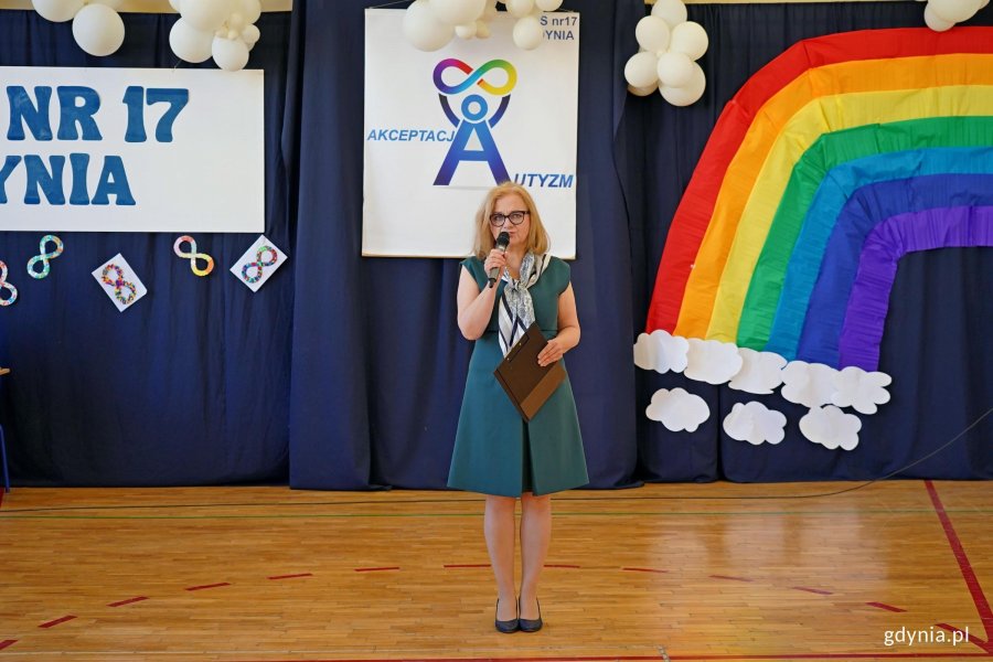 Jolanta Tomporowska, dyrektorka Zespołu Szk&oacute;ł Specjalnych nr 17, przemawiająca podczas wydarzenia z okazji Światowego Dnia Świadomości Autyzmu