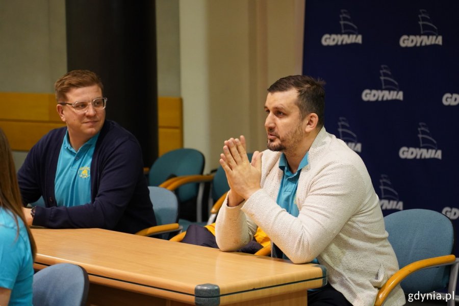 Trenerzy sekcji damskiej Marek Skindel i Mateusz Moroz w sali obrad