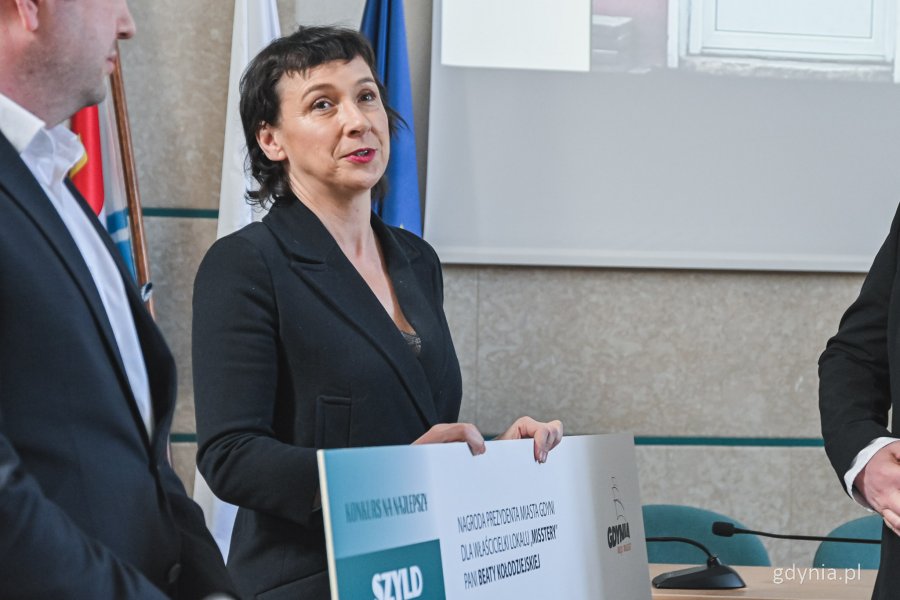 Wręczenie nagród w konkursie na najlepiej zaprojektowany szyld w Gdyni - nagrodę odbiera przedstawicielka sklepu Modystka z ul. Kilińskiego (fot. Kamil Złoch)