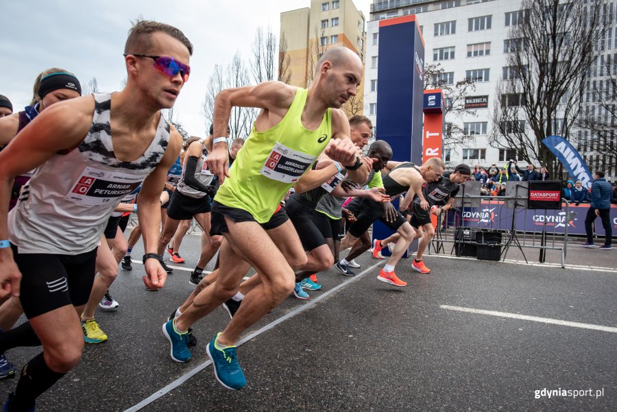 Punktualnie o godzinie 11 ze Skweru Kościuszki wyruszyli najszybsi zawodnicy / fot. gdyniasport.pl