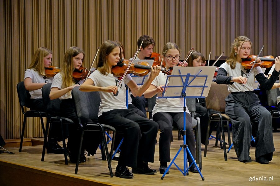 Uczniowie Szkole Muzycznej I i II stopnia im. Z. Noskowskiego w Gdyni występujący podczas koncertu &bdquo;Muzyczny portret Gdyni&rdquo; 