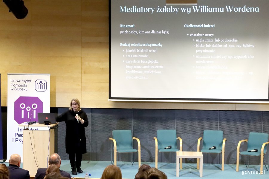 Konferencja „Edukacja równościowa zaczyna się w szkole”. Na zdjęciu dr Marta Sałapata, Uniwersytet Pomorski w Słupsku (fot. Katarzyna Balcerzak)