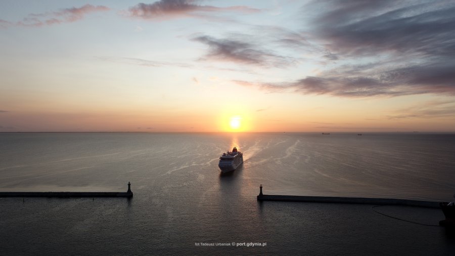 Statek MS Europa 2 wpływa do gdyńskiego portu. W tle wschód słońca // fot. Tadeusz Urbaniak/ Port Gdynia