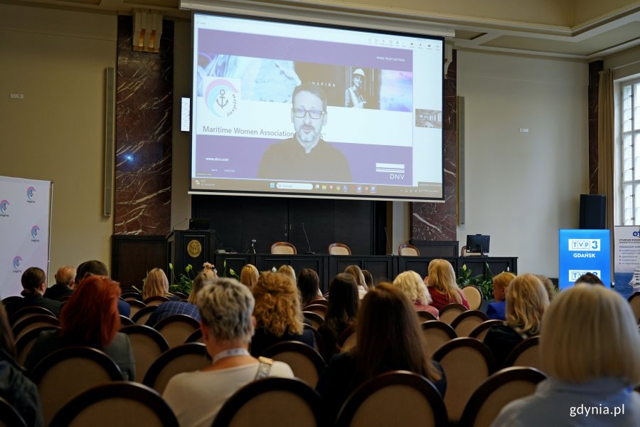 Jakub Walenkiewicz podczas prelekcji na 3. Konwencji Kobiet Branży Morskiej 