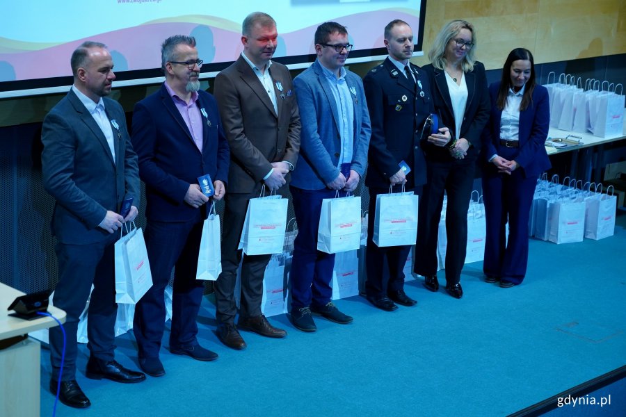 Odznaczeni honorowi dawcy krwi z Wejherowa wraz z dr hab. Marleną Robakowską &ndash; dyrektor Regionalnego Centrum Krwiodawstwa i Krwiolecznictwa w Gdańsku i Iwoną Piastowską &ndash; sekretarz miasta Wejherowa podczas gali w PPNT Gdynia 