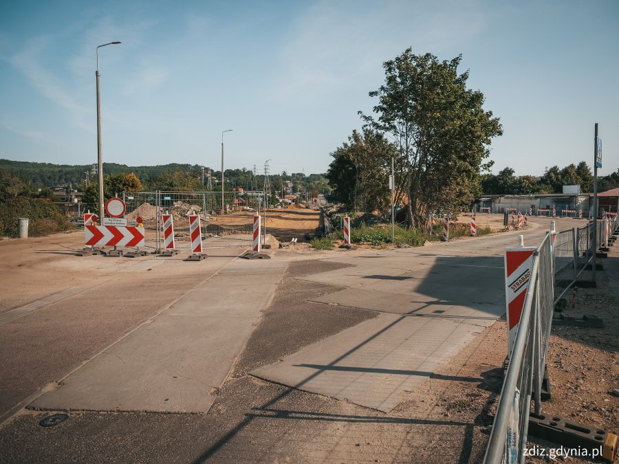 Budowa wiaduktu w ciągu ul. Puckiej, widoczne znaki, zmieniona organizacja ruchu