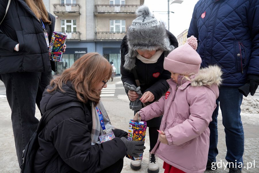 Wolontariusze zbierający datki na ul. Świętojańskiej 