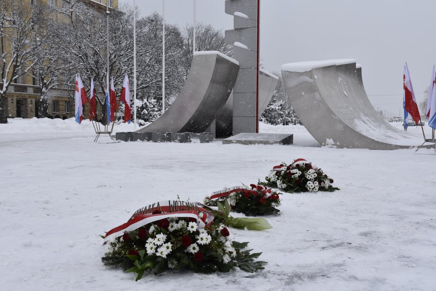 Uroczystość przy pomniku Polski Morskiej: wieńce na śniegu, fot. Magda Śliżewska