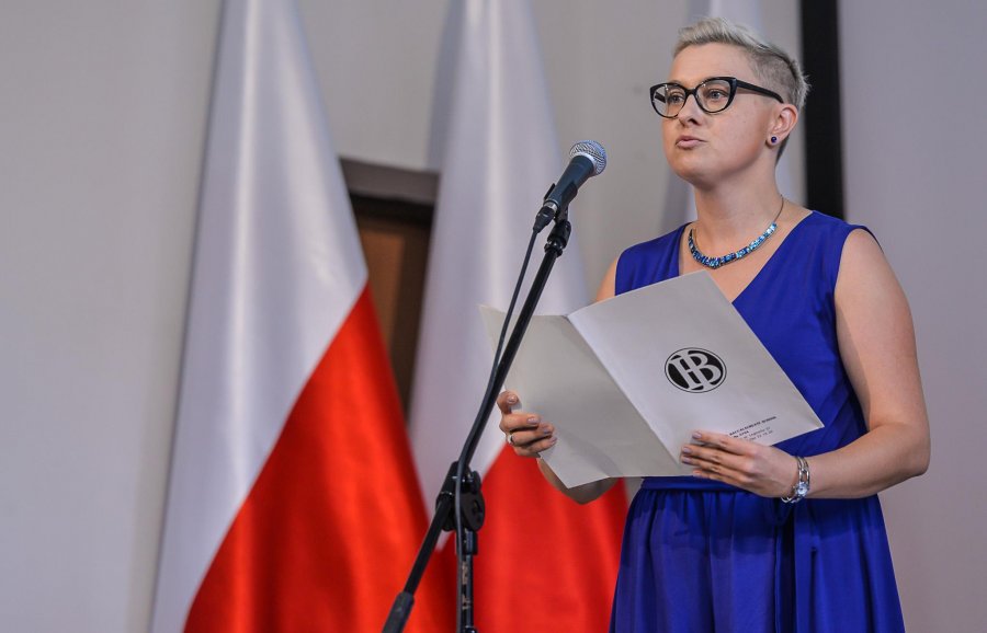 Uroczystości w III LO w Gdyni i wizyta pary prezydenckiej - Magdalena Sildatke odczytuje wystąpienie absolwentów, fot. Przemysław Świderski