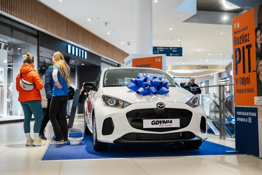 Auto z niebieską kokardą