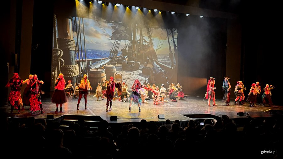 Koncert „Sekrety Zimowego Wiatru” w wykonaniu młodzieży z gdyńskiego MDK'u na scenie Teatru Muzycznego w Gdyni (fot. Katarzyna Balcerzak)