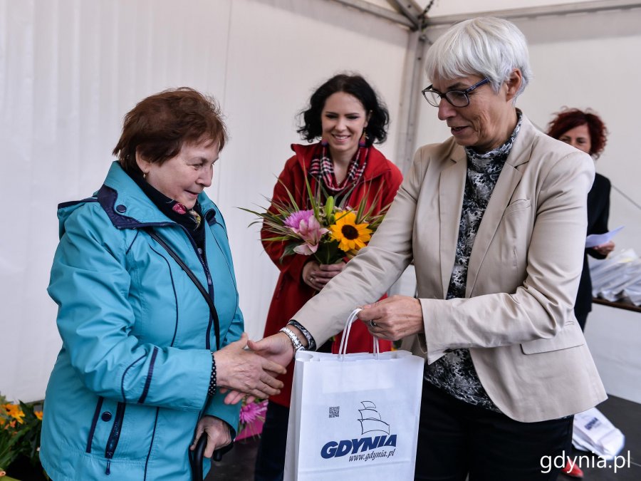 Laureaci konkursu "Gdynia w Kwiatach" odebrali z rąk przewodniczącej Rady Miasta Joanny Zielińskiej nagrody i wyróżnienia // fot. Przemysła Świderski