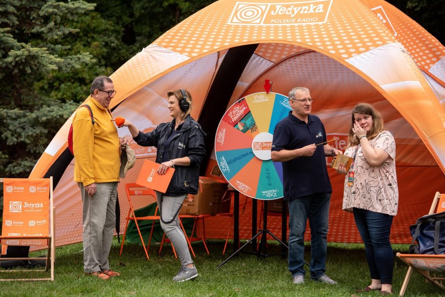 Plenerowe studia Polskiego Radia nadają z Gdyni przed „Lato z Radiem Festiwal”, fot. Dawid Linkowski