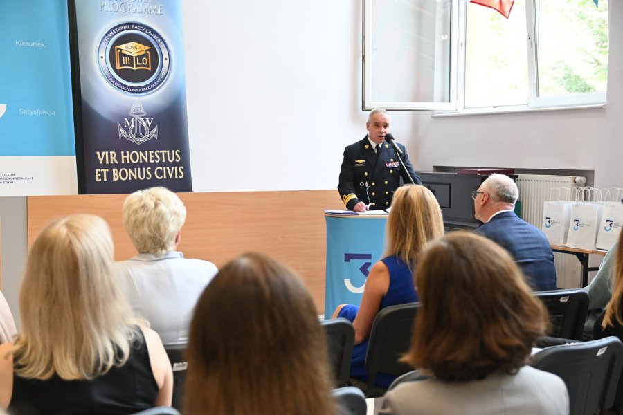 Podwójny jubileusz III LO im. Marynarki Wojennej w Gdyni - kontradmirał Włodzimierz Kułagin – Szef Zarządu Uzbrojenia Inspektoratu Mar. Wojennej. Fot. Zygmunt Gołąb 