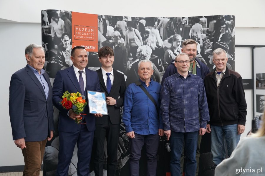 Laureat Dominik Bolewski z Muzeum Marynarki Wojennej ze swoimi współpracownikami