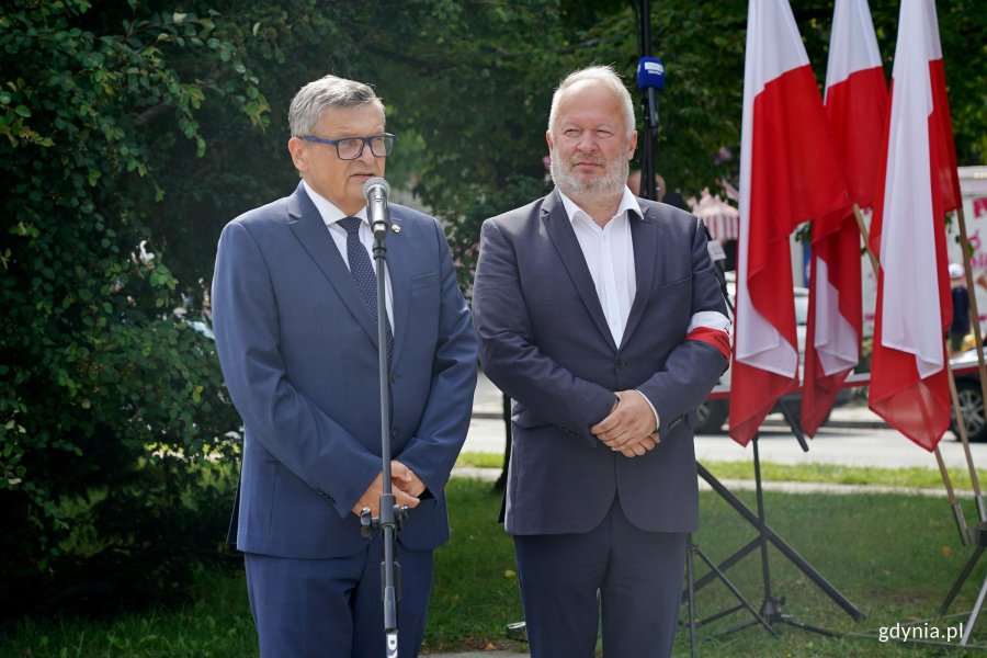 Krzysztof Kozubowski &ndash; członek zarządu okręgu pomorskiego Światowego Związku Żołnierzy Armii Krajowej i Krzysztof Jankowski &ndash; prezes gdyńskiego koła Światowego Związku Żołnierzy Armii Krajowej przemawiający podczas uroczystości z okazji 82. rocznicy wybuchu powstania warszawskiego 