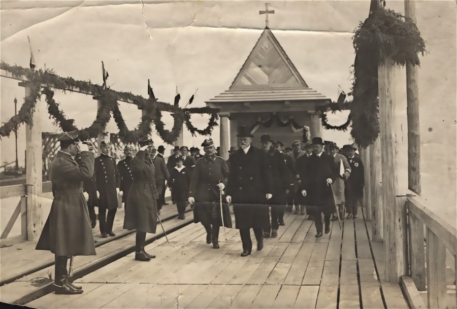 Szlak Legendy Morskiej Gdyni - zdjęcia archiwalne - Prezydent Wojciechowski na otwarciu portu tymczasowego