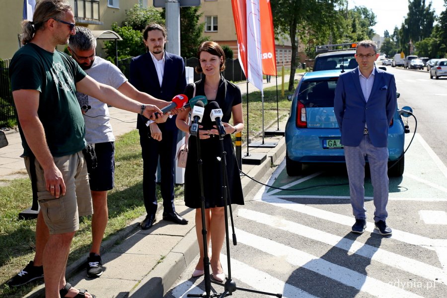 Katarzyna Gruszecka-Spychała, wiceprezydent Gdyni ds. gospodarki (przy mikrofonach) podczas konferencji na temat nowych ładowarek, fot. Przemysław Kozłowski