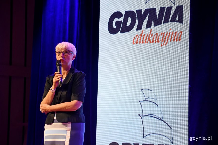 Wyróżnionym uczniom gratulowała Joanna Zielińska, przewodnicząca Rady Miasta Gdyni / fot. Paweł Kukla