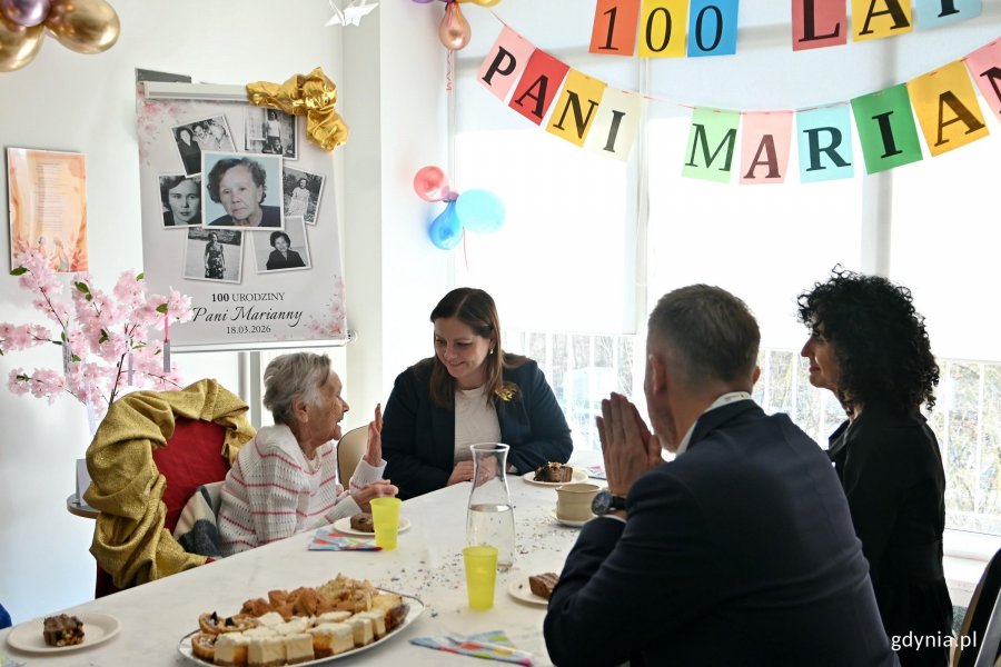 Prezydent Gdyni Aleksandra Kosiorek, Innocenta Nycz - kierowniczka Urzędu Stanu Cywilnego w Gdyni oraz przedstawiciel Szpitali Pomorskich podczas przyjęcia urodzinowego pani Marianny 