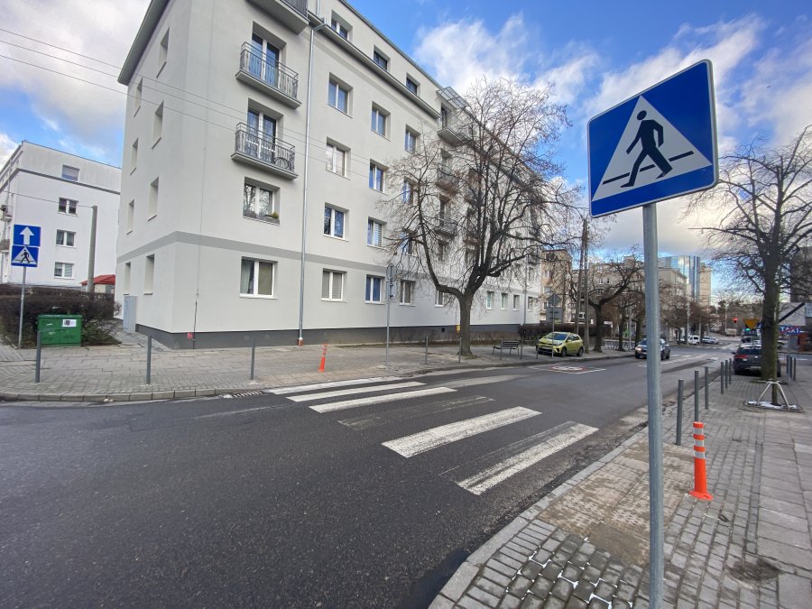 Słupki wygrodziły rejon chodnika i zieleńca poprawiając widoczność w obrębie skrzyżowania // fot. ZDiZ