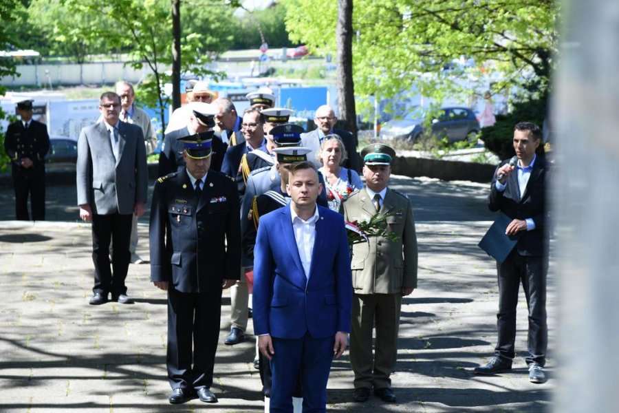 Mieszkańcy Gdyni i samorządowcy uczcili dzisiaj rocznicę zakończenia II wojny światowej w Europie. Uroczystości odbyły się na Cmentarzu Obrońców Wybrzeża w Redłowie. // fot. Jan Ziarnicki