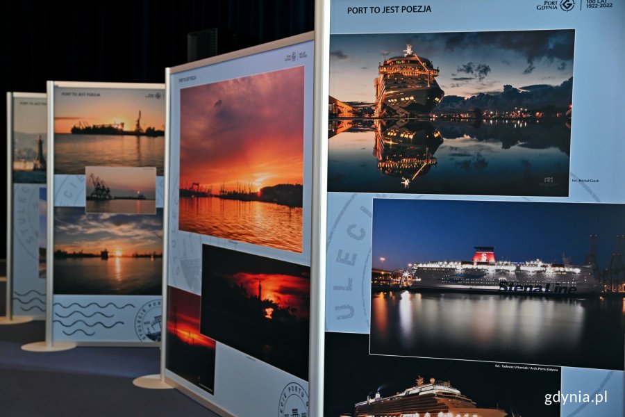 Fragment wystawy przygotowanej z okazji stulecia portu w Gdyni. Na kilku tablicach widać zdjęcia portu i statków pasażerskich oraz promów // fot. Magdalena Czernek