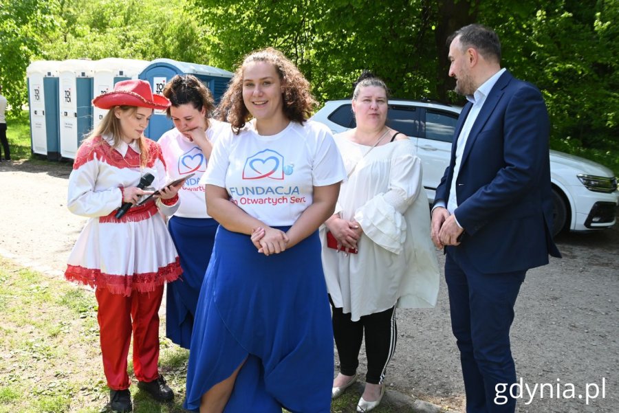 Na zdjęciu: dyrektor zarządzający Tomasz Augustyniak wraz z przedstawicielkami Fundacji Dom Otwartych Serc (fot. Magdalena Starnawska)