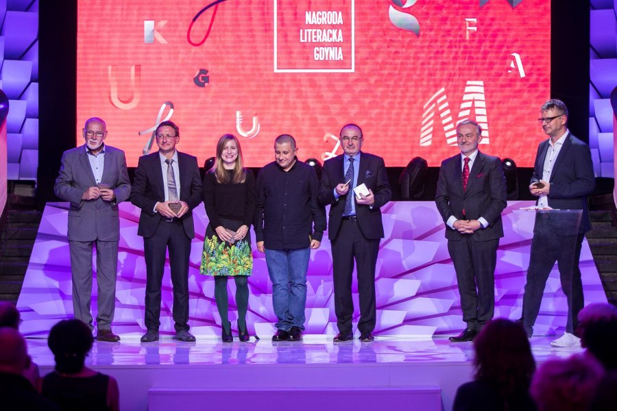 Uczestnicy uroczystej gali Nagrody Literackiej Gdynia 2018 pozujący na scenie w Muzeum Emigracji w Gdyni. (fot. Karol Stańczak)