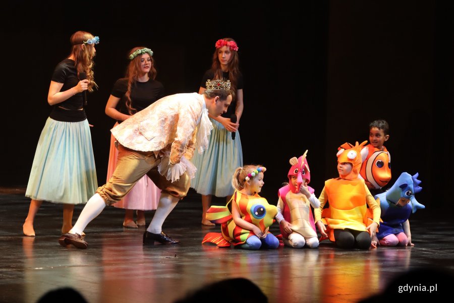 Koncert „Sekrety Zimowego Wiatru” w wykonaniu młodzieży z gdyńskiego MDK-u na scenie Teatru Muzycznego w Gdyni (fot. Katarzyna Balcerzak)