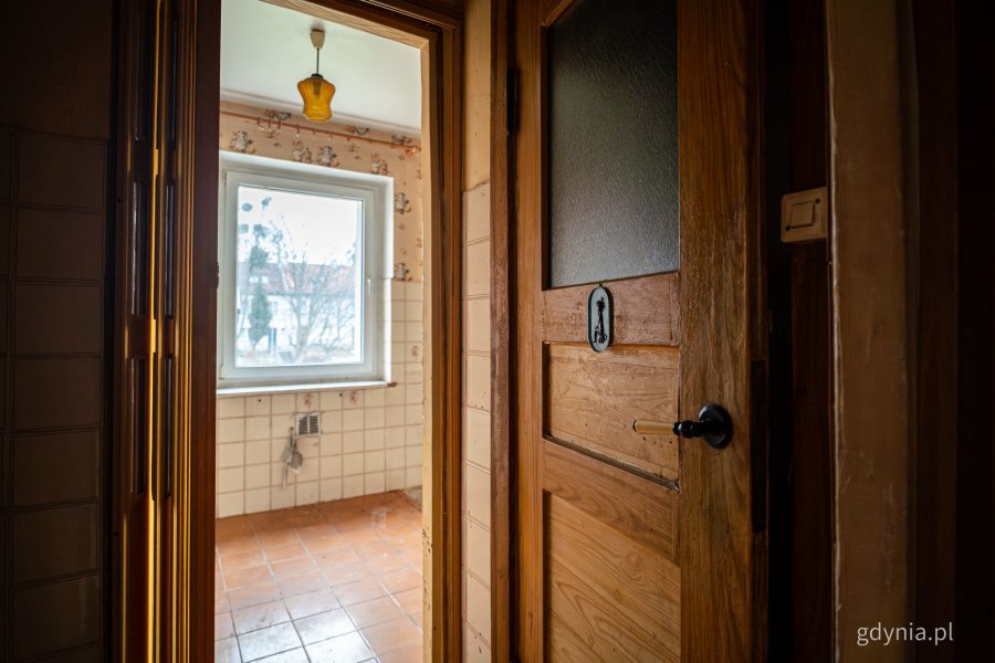 Wnętrze jednego z mieszkań komunalnych w Gdyni, kt&oacute;re wymaga remontu i zostanie uwzględnione w programie (fot. Kamil Złoch)