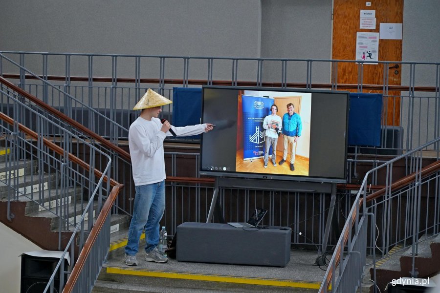 Tytus Chmielewski &ndash; podr&oacute;żnik rowerowy i tw&oacute;rca internetowy podczas prezentacji na kongresie &bdquo;Zdrowe Głowy&rdquo; 