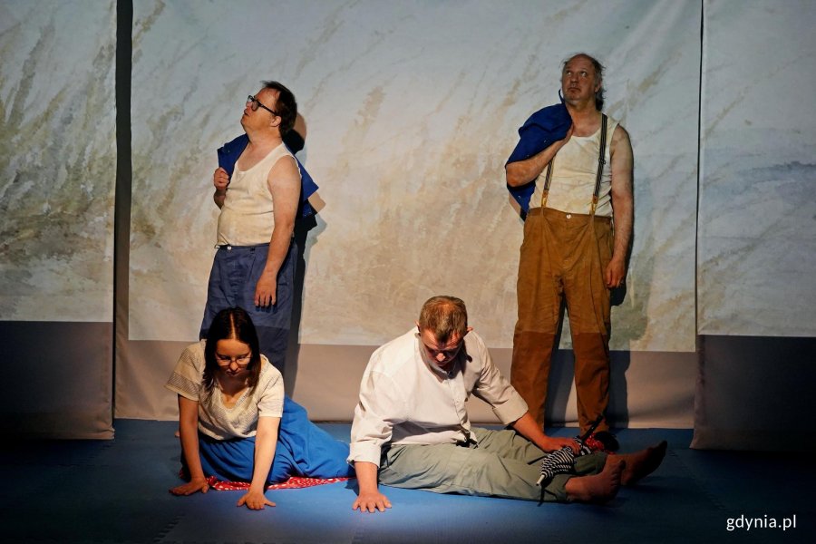 Zdjęcie z pr&oacute;by spektaklu &bdquo;Miasto moje '26&rdquo; Teatru Biuro Rzeczy Osobistych. Aktorzy w scenie zbiorowej 