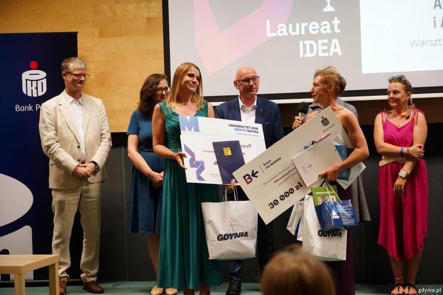 Na zdjęciu m.in.: Aleksandra Koruba i Aleksandra Rybak, laureatki konkursu w kategorii Idea oraz wiceprezydent Gdyni Rafał Geremek