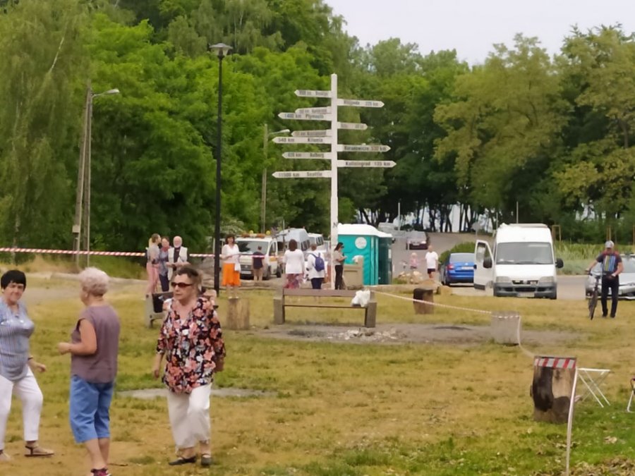 Na zdjęciu znajdują się seniorzy podczas pikniku na Polance Redłowskiej w Gdyni