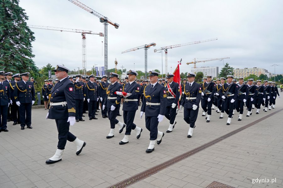 Kompania Reprezentacyjna Marynarki Wojennej podczas uroczystości przekazania obowiązk&oacute;w dow&oacute;dcy COM - DKM