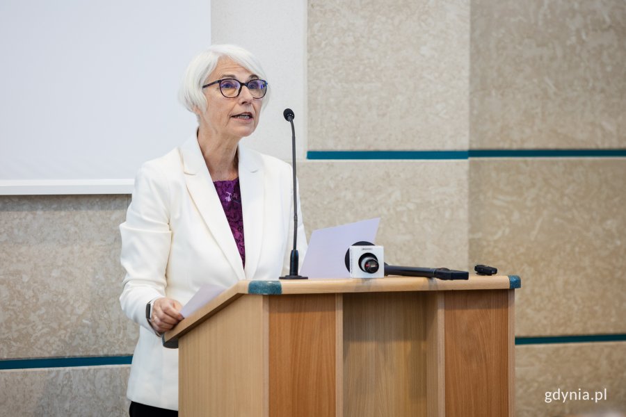 Joanna Zielińska, przewodnicząca seniorka i radna Gdyni podczas I sesji Rady Miasta Gdyni IX kadencji