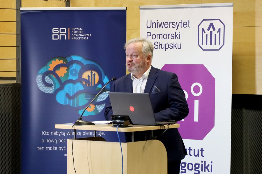 Konferencja „Edukacja równościowa zaczyna się w szkole”. Na zdjęciu dyrektor Gdyńskiego Ośrodka Doskonalenia Nauczycieli, Wojciech Jankowski (fot. Katarzyna Balcerzak)