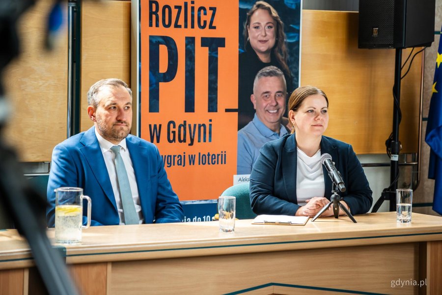 Prezydent Gdyni Aleksandra Kosiorek i wiceprezydent Tomasz Augustyniak podczas losowania nagr&oacute;d w loterii &bdquo;Rozlicz PIT w Gdyni&rdquo; 
