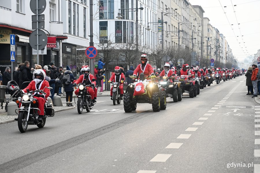 Akcja "Mikołaje na motocyklach" na ulicach Gdyni // fot. Michał Puszczewicz