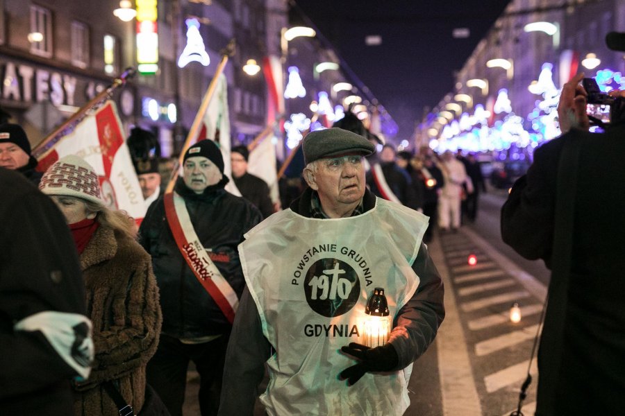 Wieczorne uroczystości upamiętniające ofiary Grudnia '70 - przemarsz pod pomnik // fot. Karol Stańczak