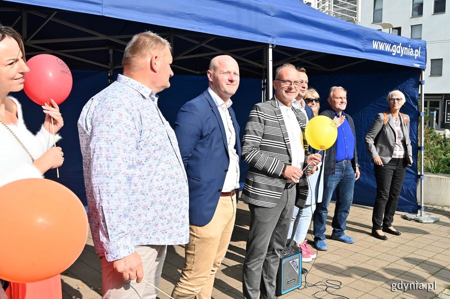 Od prawej: Joanna Zielińska - przewodnicząca Rady Miasta Gdyni, prezydent Wojciech Szczurek, Bożena Zglińska - dyrektorka Centrum Aktywności Seniora, Kordian Kulaszewicz - prezes Fundacji Adaptacja, wiceprezydenci Michał Guć i Bartosz Bartoszewicz, radni Jarosław Kłodziński i Danuta Białooka-Kostenecka na placu Kaszubskim, gdzie zakończył się przemarsz w ramach V Pomorskiego Dnia Seniora