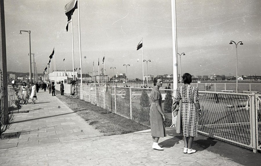 Fotografia z archiwum cyfrowego Muzeum Miasta Gdyni. Promenada spacerowa na molo Południowym w porcie w Gdyni, 1938 // fot. Henryk Poddębski 